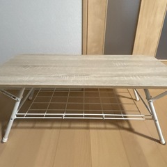 レンジ、掃除機、冷蔵庫、折りたたみテーブルの画像