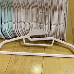 ニトリ滑りにくいハンガー75本　の画像