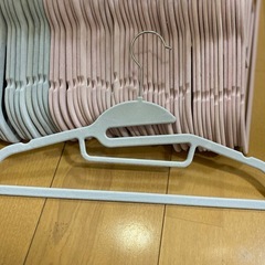 ニトリ滑りにくいハンガー75本　の画像