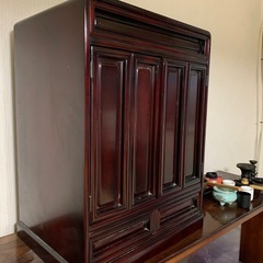 卓上の小さな仏壇の画像