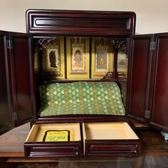 卓上の小さな仏壇の画像