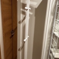 【ニトリ】回転式スタンドミラー★ハンガーラック＆裏面収納付き（ホワイト）の画像