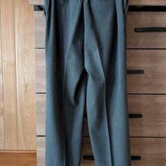 グレーパンツの画像