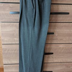 グレーパンツの画像