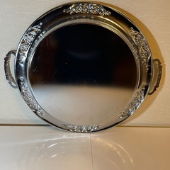 シルバー色ラウンドトレーの画像