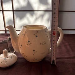 花柄　白色　ティーポットの画像