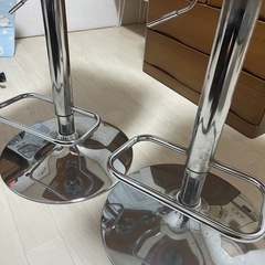 回転チェア二つ
の画像