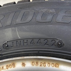 スタッドレスタイヤ　ブリヂストンW300 145/80R12 80/78LT 4本セット　ダイハツ純正鉄ちんホイール付きの画像