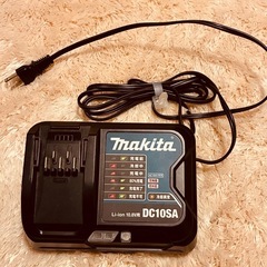 マキタ　コードレス掃除機(紙パック17枚・充電器付き、バッテリー無し)の画像