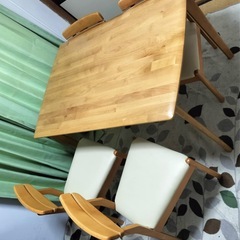 ダイニングテーブルと椅子4脚のセットの画像