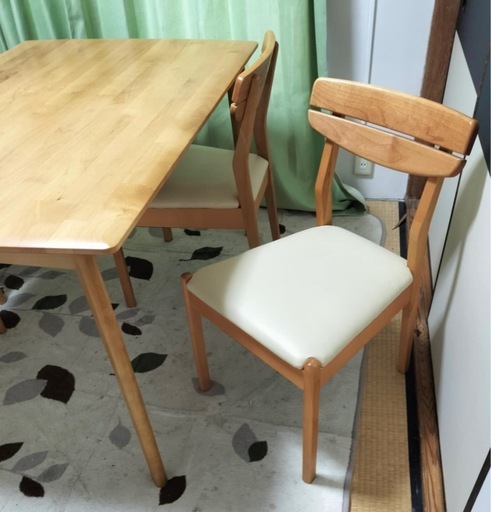 ダイニングテーブルと椅子4脚のセット
