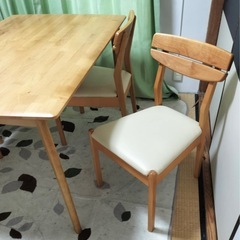 ダイニングテーブルと椅子4脚のセットの画像