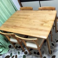 ダイニングテーブルと椅子4脚のセットの画像