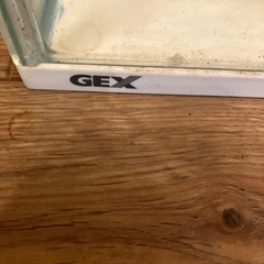 GEX 20ℓ水槽　スポンジフィルター、漆黒砂利付きの画像
