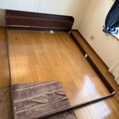 ベッドフレーム クイーンサイズの画像