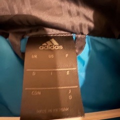 adidas フード付きロングベンチコート O 黒/青の画像