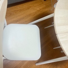 取引相手が決まりました テーブルと椅子2脚のセットの画像