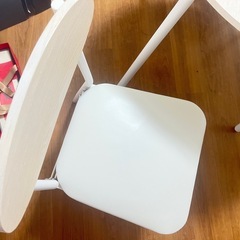 取引相手が決まりました テーブルと椅子2脚のセットの画像