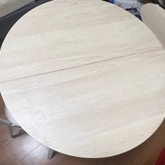 取引相手が決まりました テーブルと椅子2脚のセットの画像