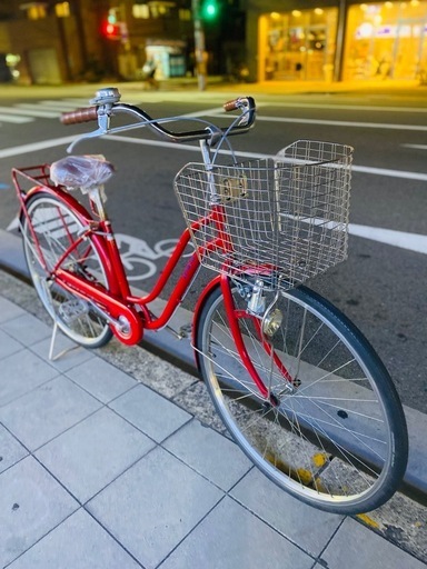 27インチのママチャリです。音鳴りしないローラーブレーキ付き。ハンドルとカゴはステンレス製なんです錆に強いです。防犯登録も込みなので手