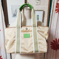 ※COACH(コーチ) 柔らかなライトベージュ＆綺麗グリーンのコラボが素敵なショルダーバッグ、いかがでしょうか？の画像