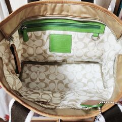 ※COACH(コーチ) 柔らかなライトベージュ＆綺麗グリーンのコラボが素敵なショルダーバッグ、いかがでしょうか？の画像