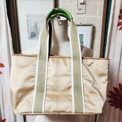 ※COACH(コーチ) 柔らかなライトベージュ＆綺麗グリーンのコラボが素敵なショルダーバッグ、いかがでしょうか？の画像