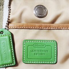 ※COACH(コーチ) 柔らかなライトベージュ＆綺麗グリーンのコラボが素敵なショルダーバッグ、いかがでしょうか？の画像