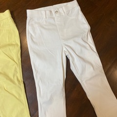 ユニクロ　イエロー系ストレッチパンツ Mサイズ　ホワイトパンツ スキニーパンツ の画像