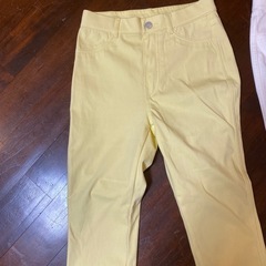 ユニクロ　イエロー系ストレッチパンツ Mサイズ　ホワイトパンツ スキニーパンツ の画像