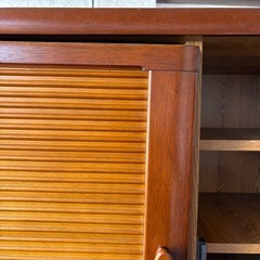 アンティーク 木製収納キャビネット ラタン風扉付きの画像