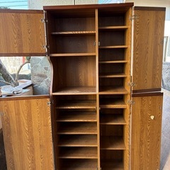 アンティーク 木製収納キャビネット ラタン風扉付きの画像