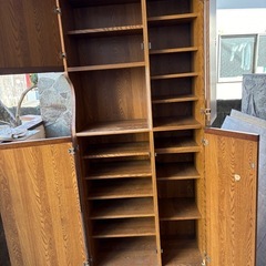 アンティーク 木製収納キャビネット ラタン風扉付きの画像