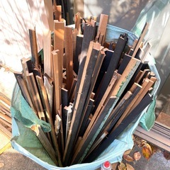 0円 無料 差し上げます。
焚き付け材 端材 大量 木材端材 焚き木 たきび 燃料 キャンプ バーベキュー 木材 薪 まき ピザ釜 キャンプ 薪ストーブ 暖炉 焚火 はざい 木の端材 暖炉 木炭 炭 防災備品 焚付 焚き付け 着火剤 木材 の画像