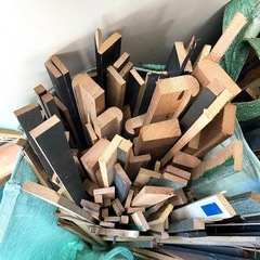 0円 無料 差し上げます。
焚き付け材 端材 大量 木材端材 焚き木 たきび 燃料 キャンプ バーベキュー 木材 薪 まき ピザ釜 キャンプ 薪ストーブ 暖炉 焚火 はざい 木の端材 暖炉 木炭 炭 防災備品 焚付 焚き付け 着火剤 木材 の画像