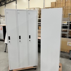 【来店歓迎 】【OF-80】美品 衣装ロッカー スチールロッカー 3人用 更衣室 休憩室　ホワイト 鍵付 検)事務机 オフィス チェア　会議 椅子　ロッカー　ミーティングテーブル　応接ソファ 店舗 事務所 什器　書庫 本棚 ラック デスク スチール 美品多数 格安 【中古オフィス家具】の画像