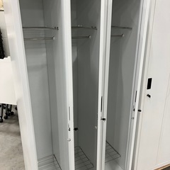 【来店歓迎 】【OF-80】美品 衣装ロッカー スチールロッカー 3人用 更衣室 休憩室　ホワイト 鍵付 検)事務机 オフィス チェア　会議 椅子　ロッカー　ミーティングテーブル　応接ソファ 店舗 事務所 什器　書庫 本棚 ラック デスク スチール 美品多数 格安 【中古オフィス家具】の画像