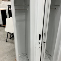 【来店歓迎 】【OF-80】美品 衣装ロッカー スチールロッカー 3人用 更衣室 休憩室　ホワイト 鍵付 検)事務机 オフィス チェア　会議 椅子　ロッカー　ミーティングテーブル　応接ソファ 店舗 事務所 什器　書庫 本棚 ラック デスク スチール 美品多数 格安 【中古オフィス家具】の画像