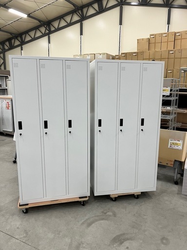 【来店歓迎 】【OF-80】美品 衣装ロッカー スチールロッカー 3人用 更衣室 休憩室　ホワイト 鍵付 検)事務机 オフィス チェア　会議 椅子　ロッカー　ミーティングテーブル　応接ソファ 店舗 事務所 什器　書庫 本棚 ラック デスク スチール 美品多数 格安 【中古オフィス家具】