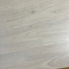 こちらは折りたたみ式の便利なテーブルセットで、かなり新品に近く、天板の部分に少しだけ傷があります。の画像