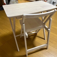 こちらは折りたたみ式の便利なテーブルセットで、かなり新品に近く、天板の部分に少しだけ傷があります。の画像