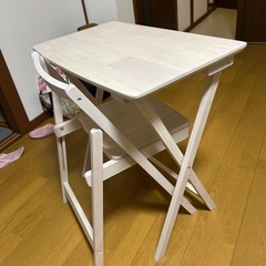 こちらは折りたたみ式の便利なテーブルセットで、かなり新品に近く、天板の部分に少しだけ傷があります。の画像