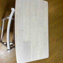 こちらは折りたたみ式の便利なテーブルセットで、かなり新品に近く、天板の部分に少しだけ傷があります。の画像