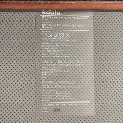 キングサイズのベッドフレームとマットレスの画像