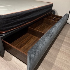 キングサイズのベッドフレームとマットレスの画像