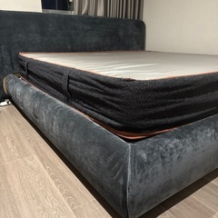 キングサイズのベッドフレームとマットレスの画像