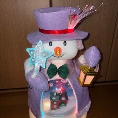 光る雪だるまのクリスマスデコレーションの画像