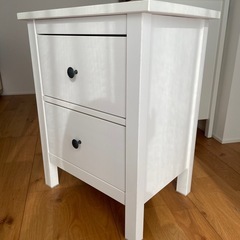 IKEA ベッドサイドテーブルの画像