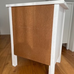 IKEA ベッドサイドテーブルの画像