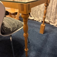 木製フレームガラス天板テーブルの画像